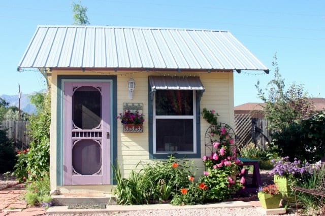 Gartenhaus selber bauen Dekorieren streichen lila Tür