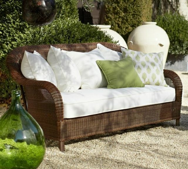 Terrasse Möbel auswählen Zweisitzer Sofa grüne Kissen