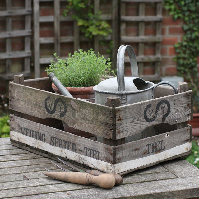 Gartenarbeit Zubehör Weinkiste schön gestalten dekorieren Ideen Gießkanne vintage