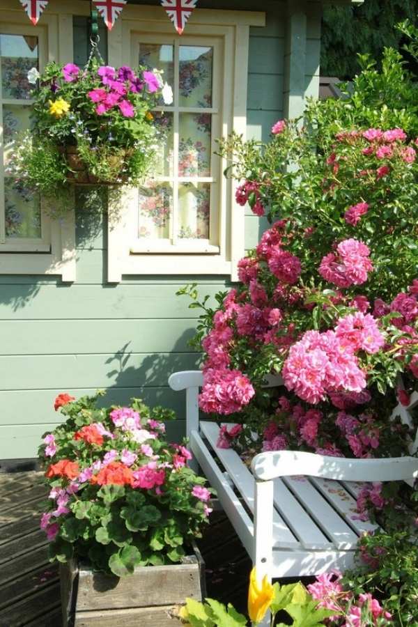 Gartenbank als Pflanztisch Blumentöpfe arrangieren landhausstil