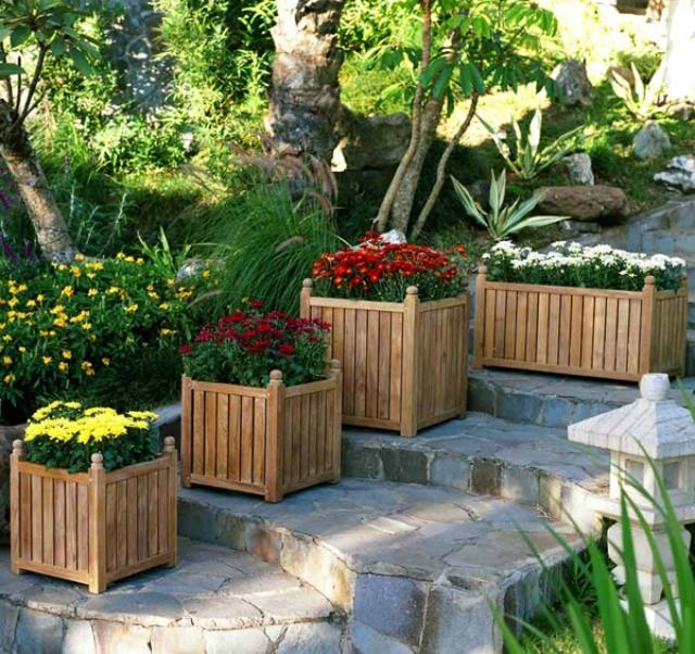 Holzkübel-Treppen Gestaltung-Frühlingsblumen einpflanzen