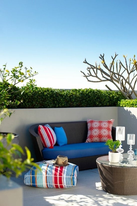 Gartengestaltung Ideen essbereich outdoor frische luft blaue sitzkissen deko kissen muster 