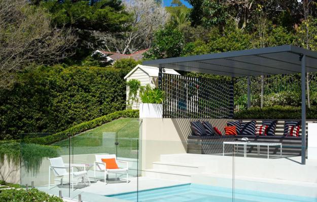 Gartengestaltung Ideen glaszaun pool tipps pavillon modern