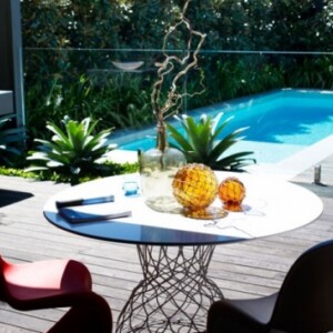 Gartengestaltung-Ideen-sitzbereich-dekoration-tisch-stühle-design-interessant-schwimmbad
