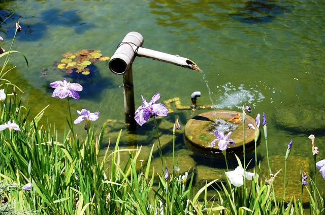 Gartenteich Brunnen selber bauen Ideen großer Garten Flusssteine