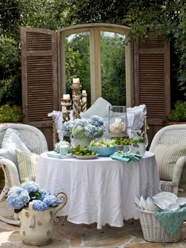 Gestaltung der Terrasse Möbel Stoffe Tischdecke weiß landhausstil