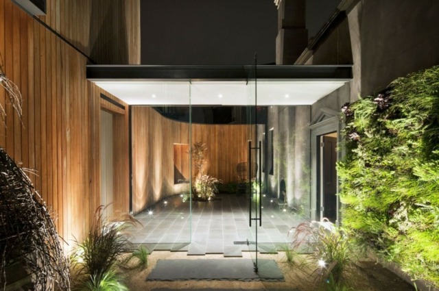 minimalistische Architektur Stein Haus Eingang Glaswand