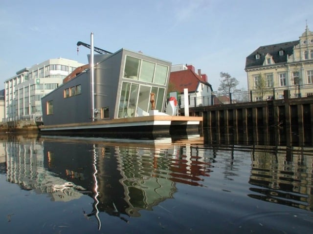 Glas Hausfassade Holz Terrasse Fluss Dachschräge modernes Wohnboot