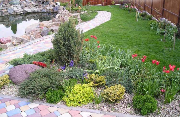 Grundlagen-Gartengestaltung-koniferen-wacholder-tulpen-kiesbeet-rasenflaeche