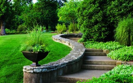 Gräser Garten anlegen Ideen Blumentöpfe Pflastersteine Stützwand