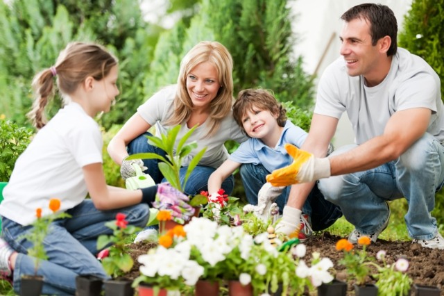 Kinder Gartenarbeit erklären Familienspaß Anfang Frühling