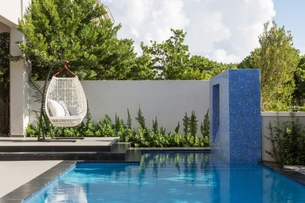 Hängesessel mit Gestell modern outdoor bereich pool weiß