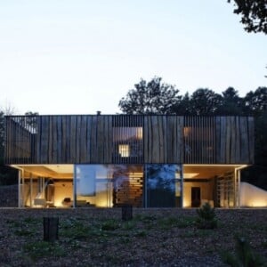 Haus-Architektur-rustikale-elemente-modenes-design-ideen-kontraste-licht