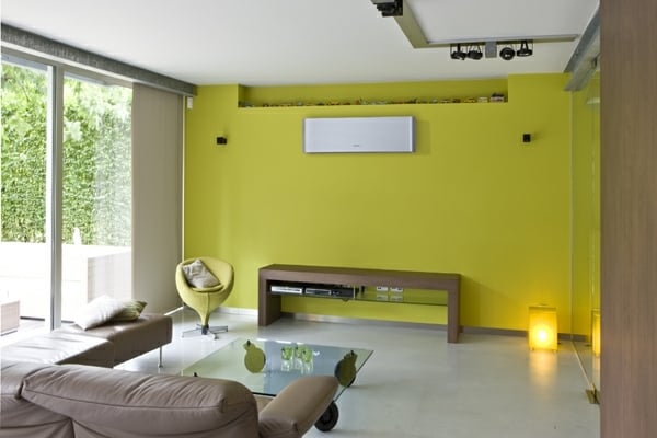 Einrichten heizen gelbe Wand Klimaanlage silber Bodenbeleuchtung