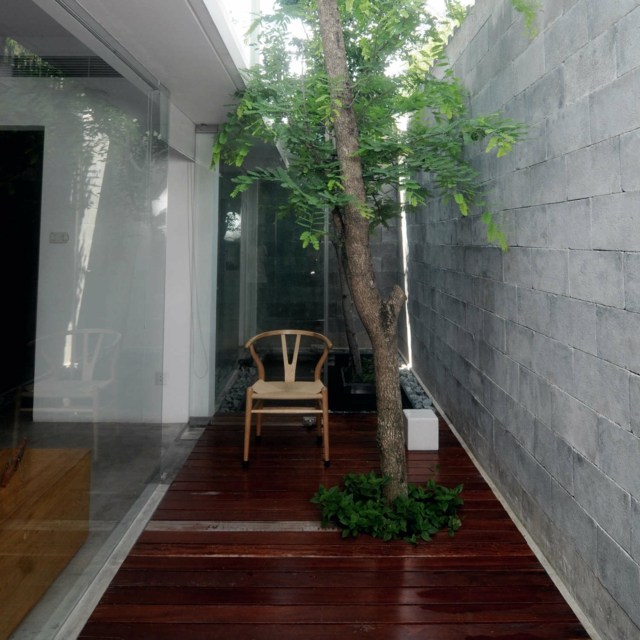 Vietnam Innenhof Holz Terrasse Beton Mauer Sichtschutz