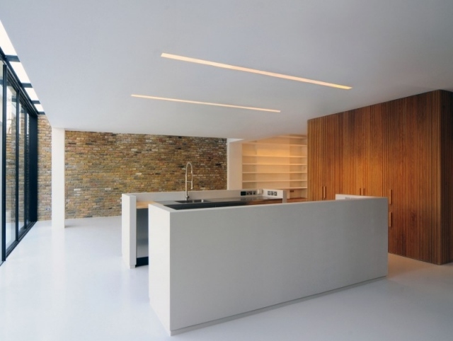 Haus-Umbauprojekt weiße wände schlicht innenarchitektur küche deckenleuchten-eingebaut