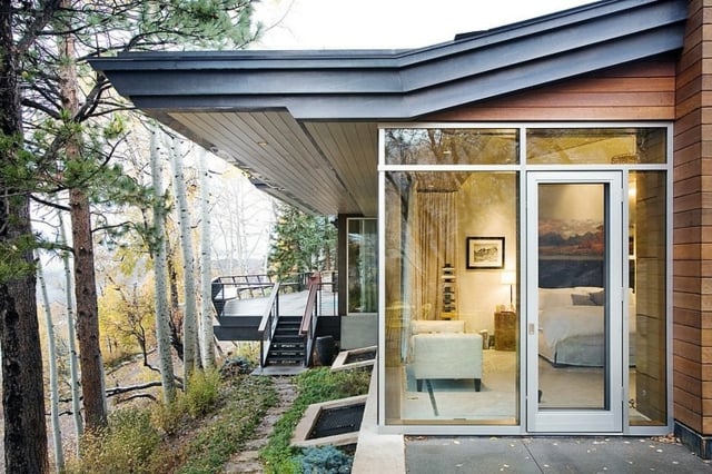 Haus einrichten Ideen Glas Fassade modern stilvoll Glastür Satteldach