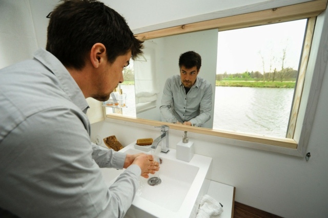 Hausboot Badezimmer puristisch einrichten Waschbecken Keramik Spiegel Fenster
