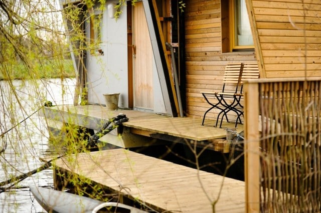 Hausboot Holz Fassade Terrasse Liegeplatz Urlaub Sommer planen