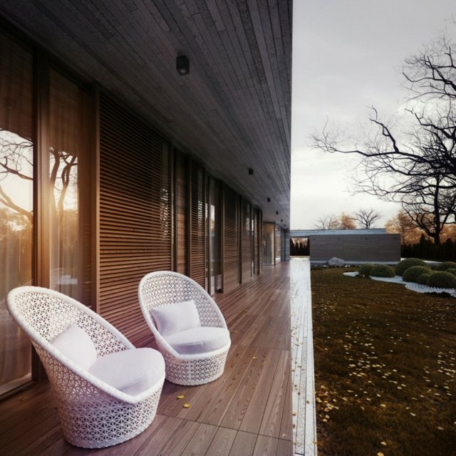 Stühle Flachdach Rasen Holzplatten Glas Fronten Hinterhof