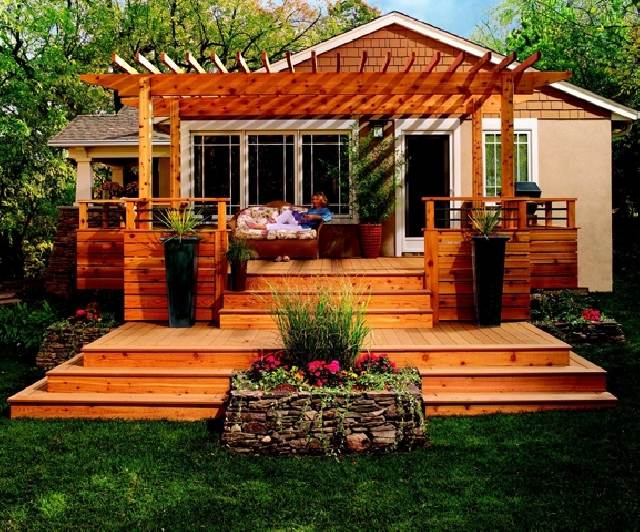 Holzhaus Pergola-Veranda mit Lounge Möbel Zierrasen Garten