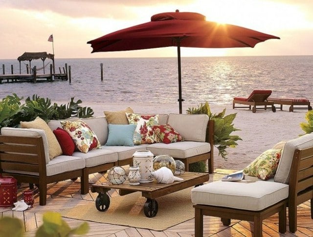 Teppich Kaffeetisch rustikal Sommer Sonne Garten Terrasse