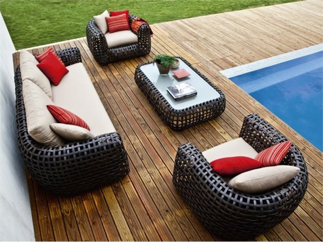 Sofa Zweisitzer Pool Rasen Glastisch Deko Kissen rot Streifen