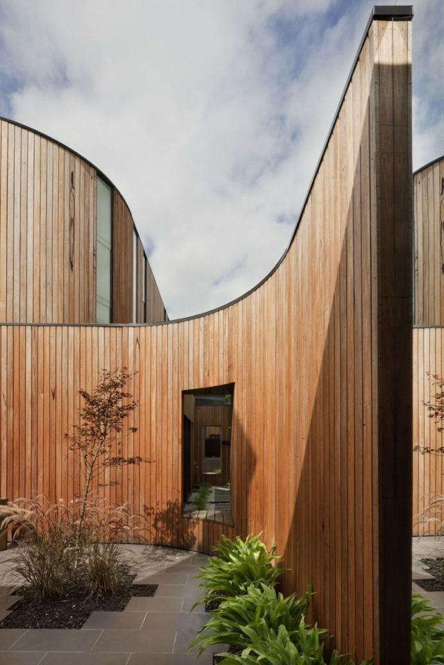 Holz Zaun Stein Platten immergrüne Sukkulenten Haus