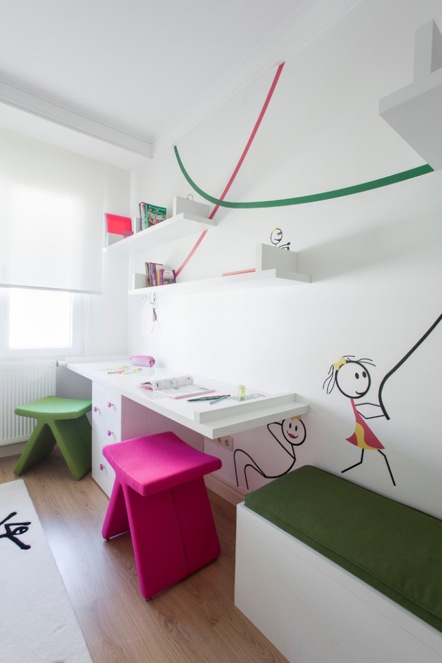 Sitzhocker pink grün Kinderzimmer Holzbelag weiße wände-mit-lustigen Bildern 