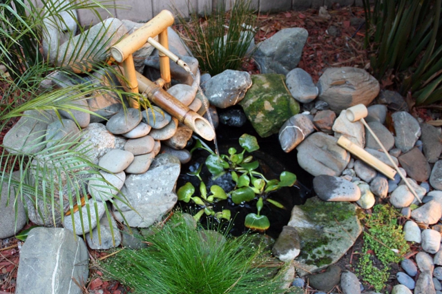 Kleingarten Brunnen selber bauen Bambus Röhren Ideen Gartenteich