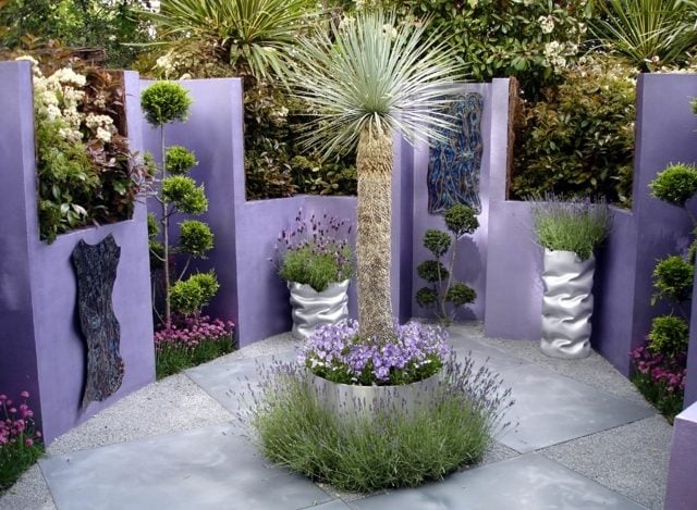 Kleingarten anlegen Platten Beton lila Sichtschutzmauer