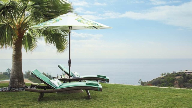 Sonnenschirm Lounge Sitzecke gestalten Sommer Sonne