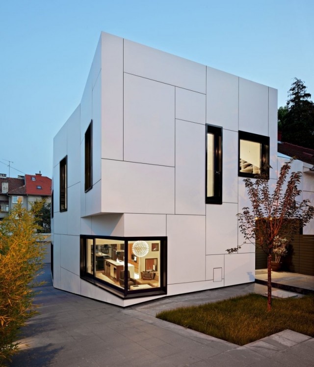 Modernes einfamilienhaus-weiße fronten-gestaltung facettenartig-a a-house