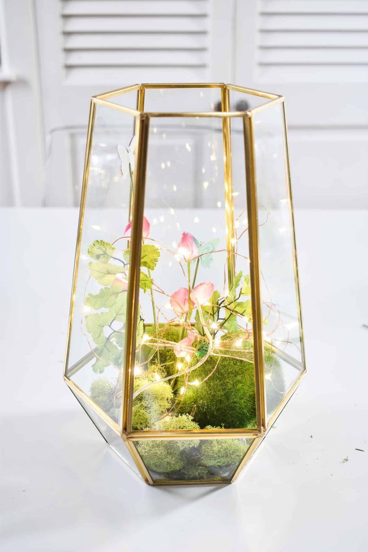Moos im Glas Deko Ideen Laterne mit Windlichtern und Blumen