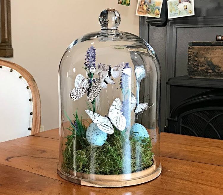 Moos im Glas Deko zu Ostern selber machen mit Ostereiern und Schmetterlingen und Blumen