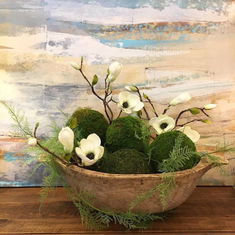 Mooskugeln dekorieren Frühling Kokedama mit Blumen arrangieren