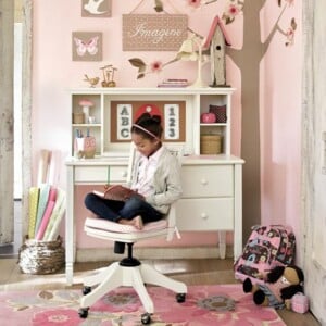 Mädchenzimmer einrichten Lernplatz rosa Wand Farbe Blumen Muster Teppich
