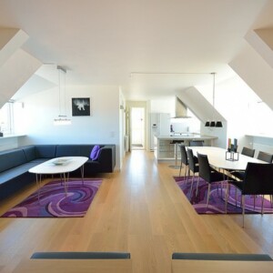Penthousewohnung lila Teppiche Essplatz Ecksofa Dachschräge Einbauküche weiß