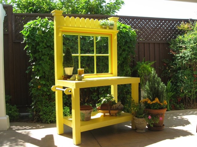 Pflanztisch für den Garten gelb farbe akzent setzen perfekt