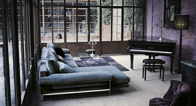 blaue Farbe Bodenfliesen Wohnzimmer Klavier lila Ziegelwand