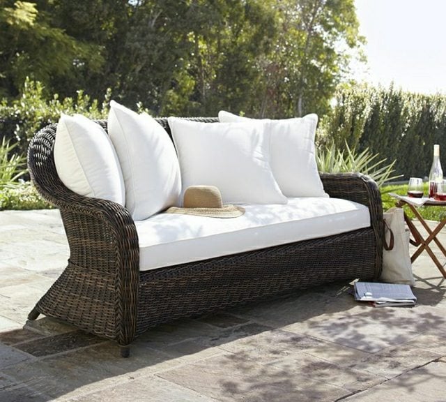 Gartenmöbel Lounge Sofa weiße Sitzkissen Terrasse