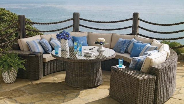 blaue Sitzkissen Beistelltisch Rundtisch Lounge Sitzecke einrichten