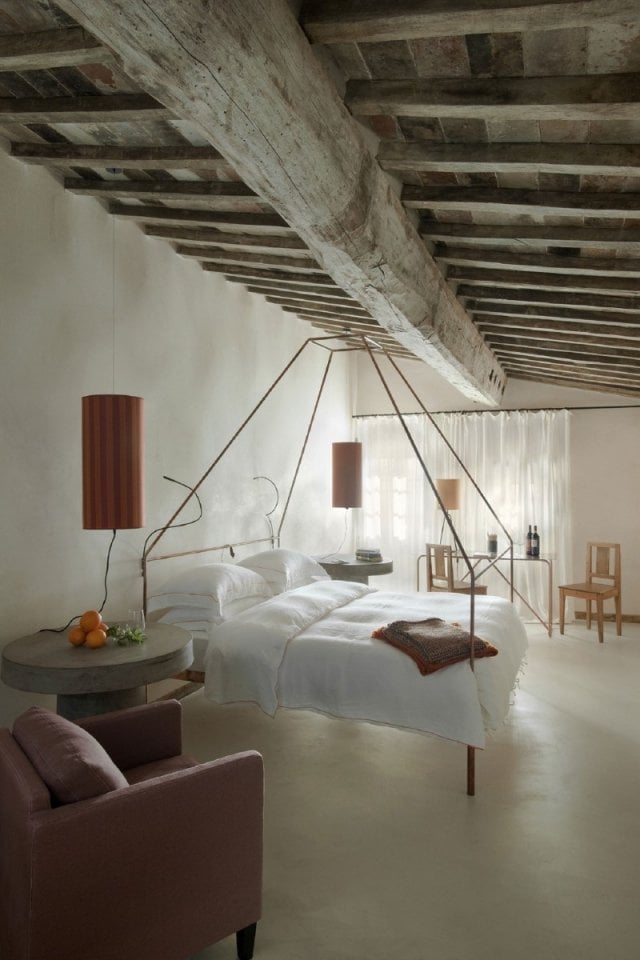Rustikales Hotel Zimmer einrichtung Holzbalken-Decke Himmelbett