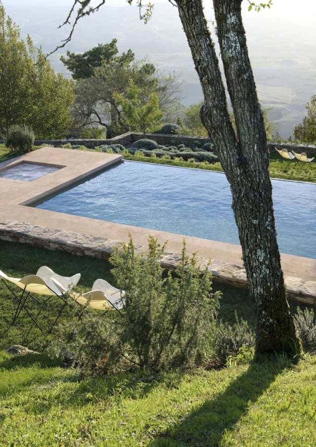 terrasse infinity-pool toskanischer stil-Monteverdi hotel rustikal