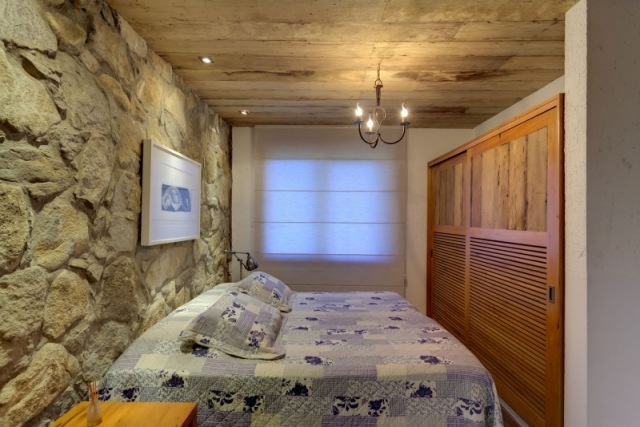Schlafzimmer design-ideen kleiderschrank-holz wand gestaltung steine Casa-Fazenda