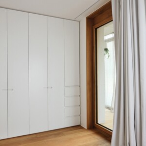 Schlafzimmer platzsparend einrichten weißes Kleiderschrank Holz Türrahmen
