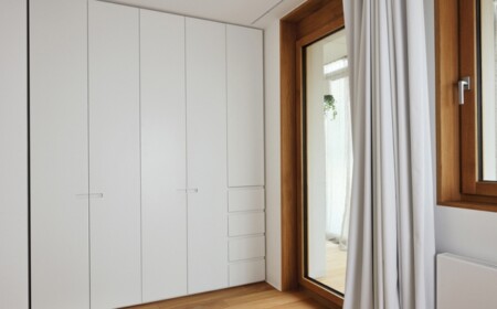 Schlafzimmer platzsparend einrichten weißes Kleiderschrank Holz Türrahmen