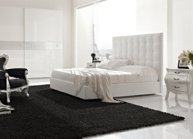 schwarz Teppich weißes Bett Kopfteil Nachttisch silber