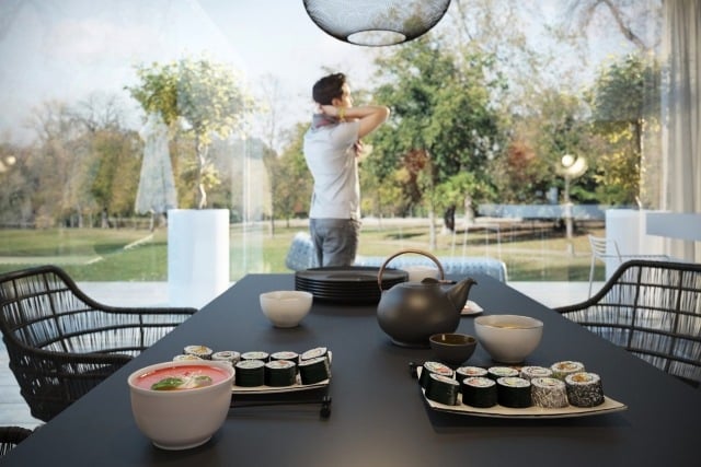 Schwarz Esstisch mit aussicht auf Garten-sushi Geschirr