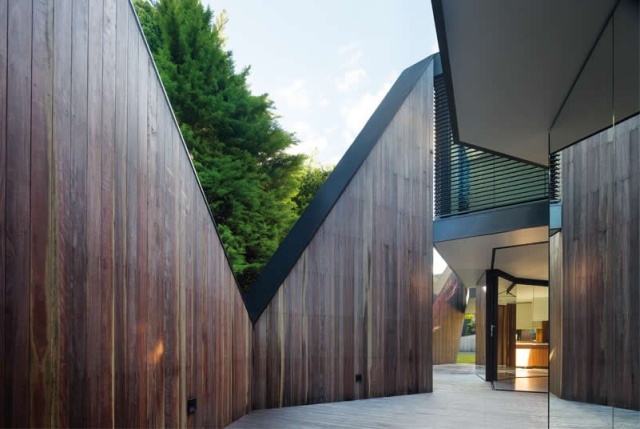 Sichtschutz Zaun im Garten mit gezacktem profil Holzverkleidet Modernes-Wohnhaus